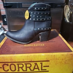NIB Sz.8 Corral Shortie Boots
